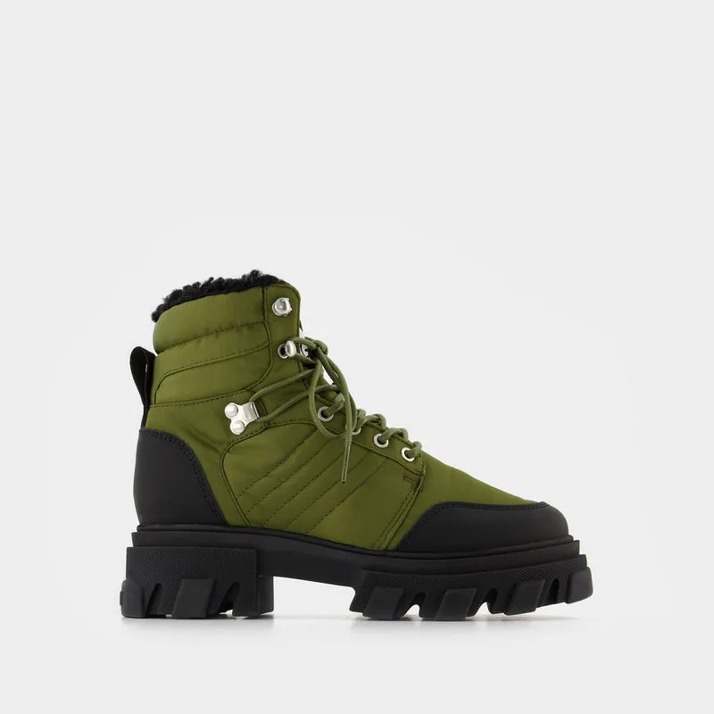 Cleated Lace Up Hiking Boot en Khaki Leather