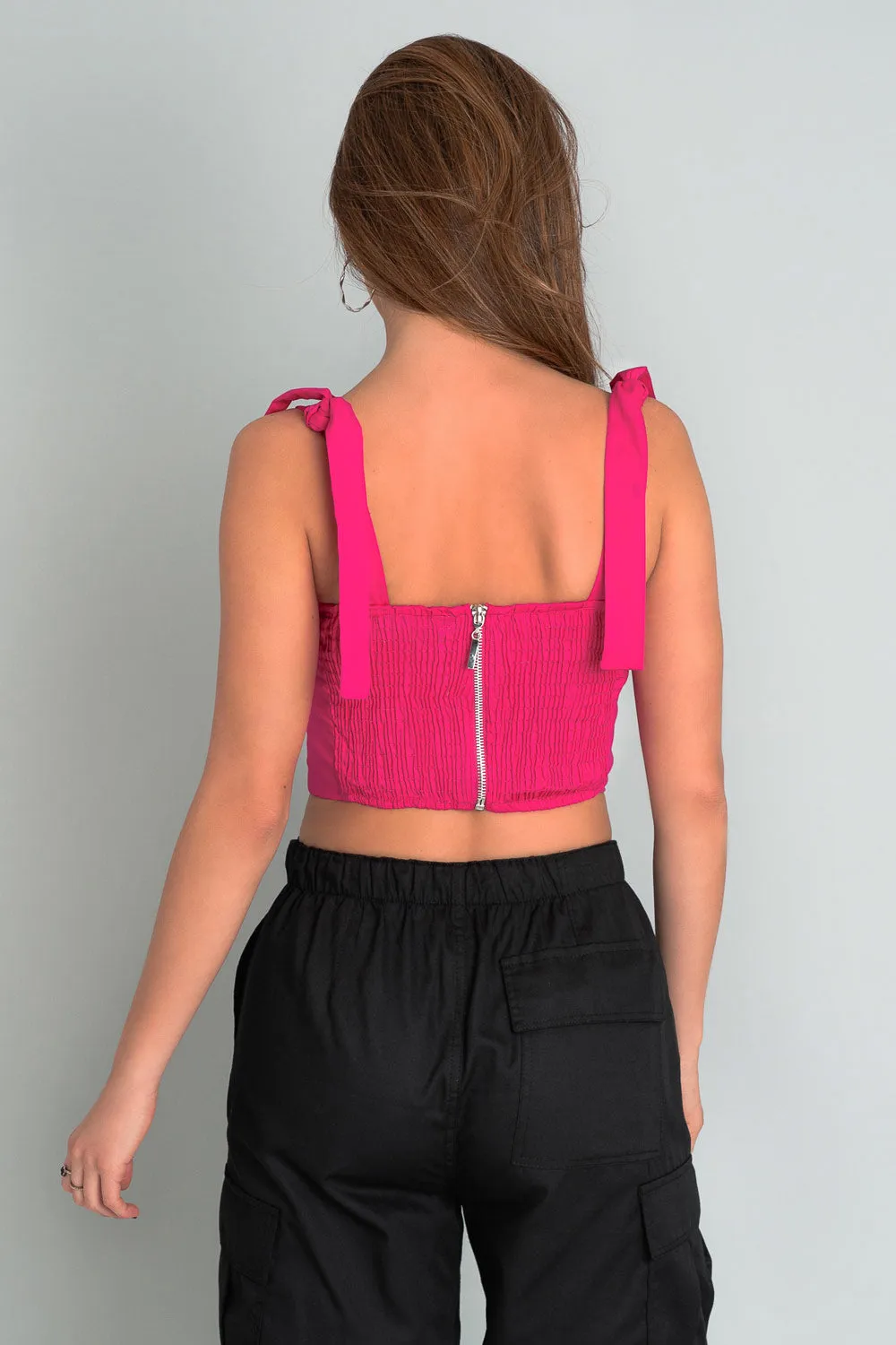 Crop top de escote con plisados tirantes