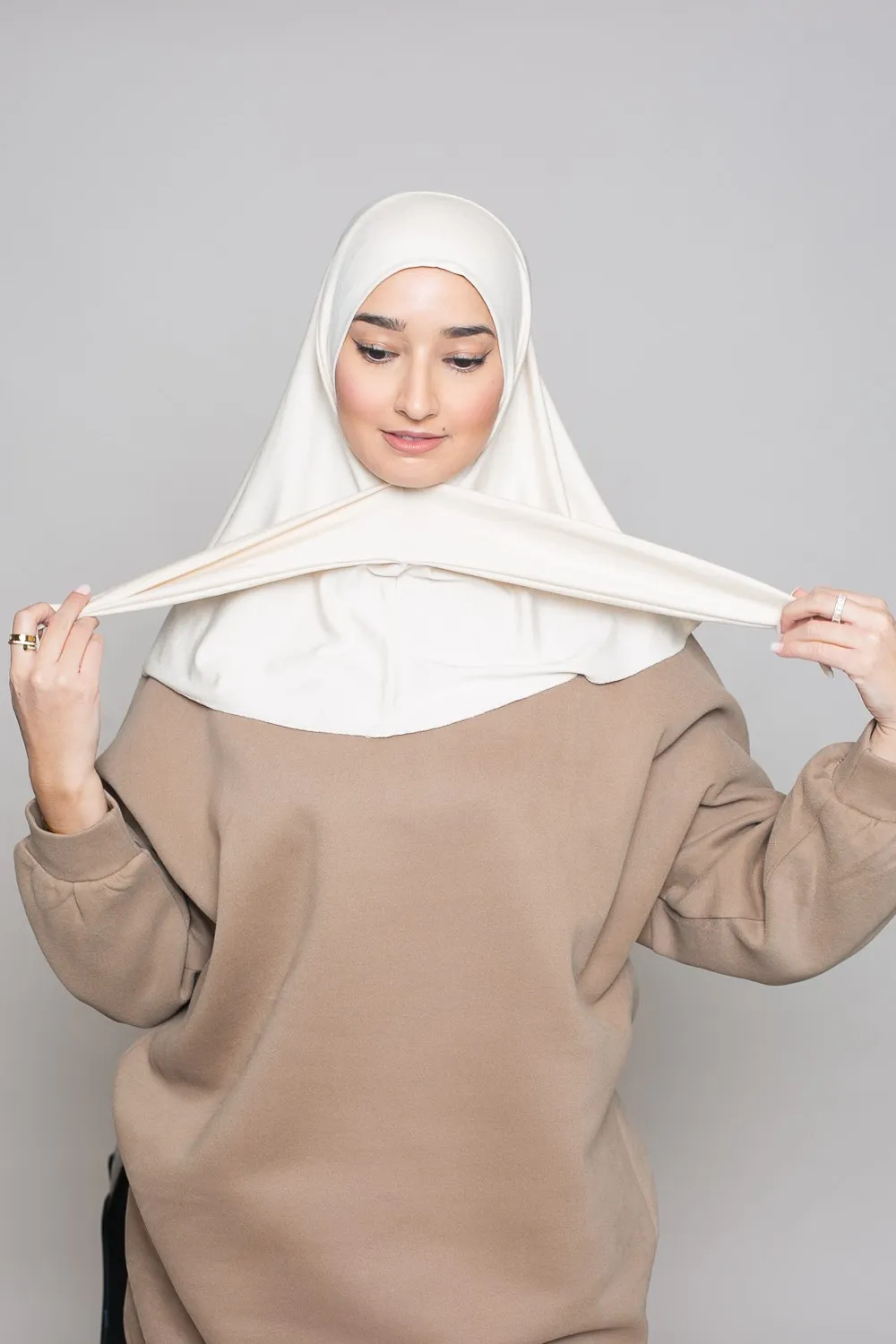 Hijab deportivo de punto beige claro para anudar