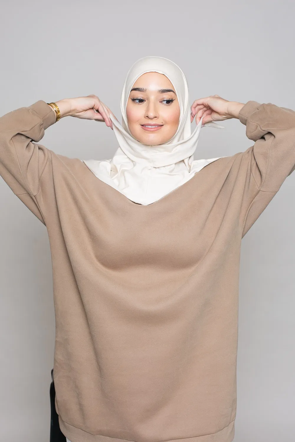 Hijab deportivo de punto beige claro para anudar