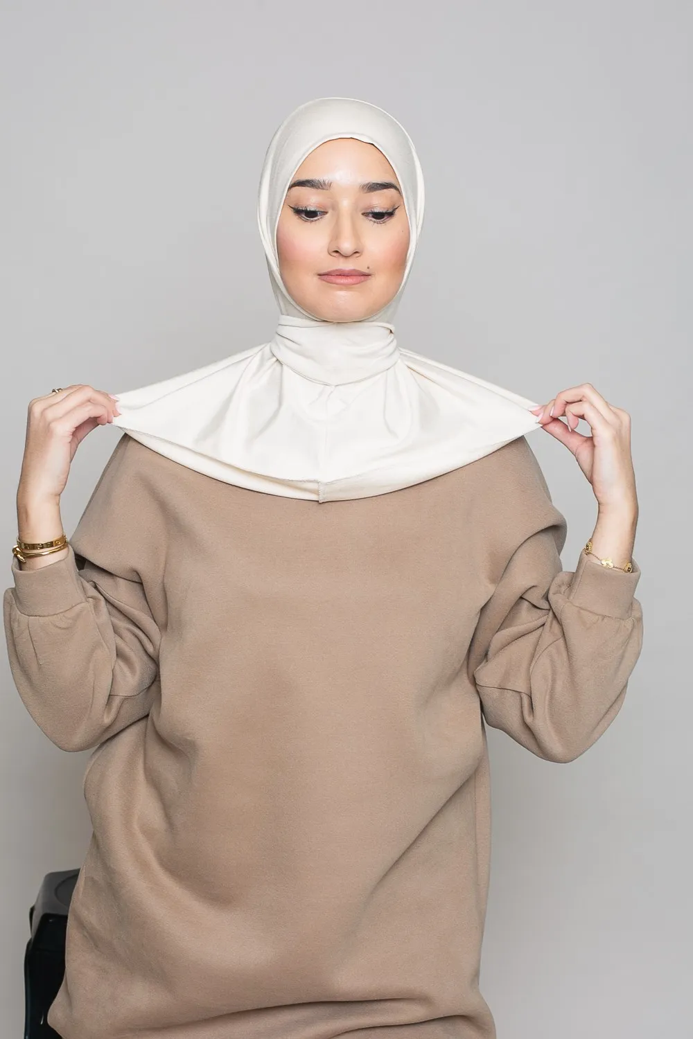 Hijab deportivo de punto beige claro para anudar