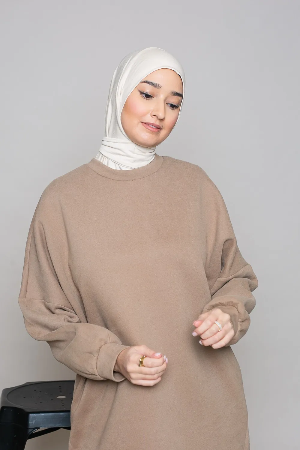 Hijab deportivo de punto beige claro para anudar