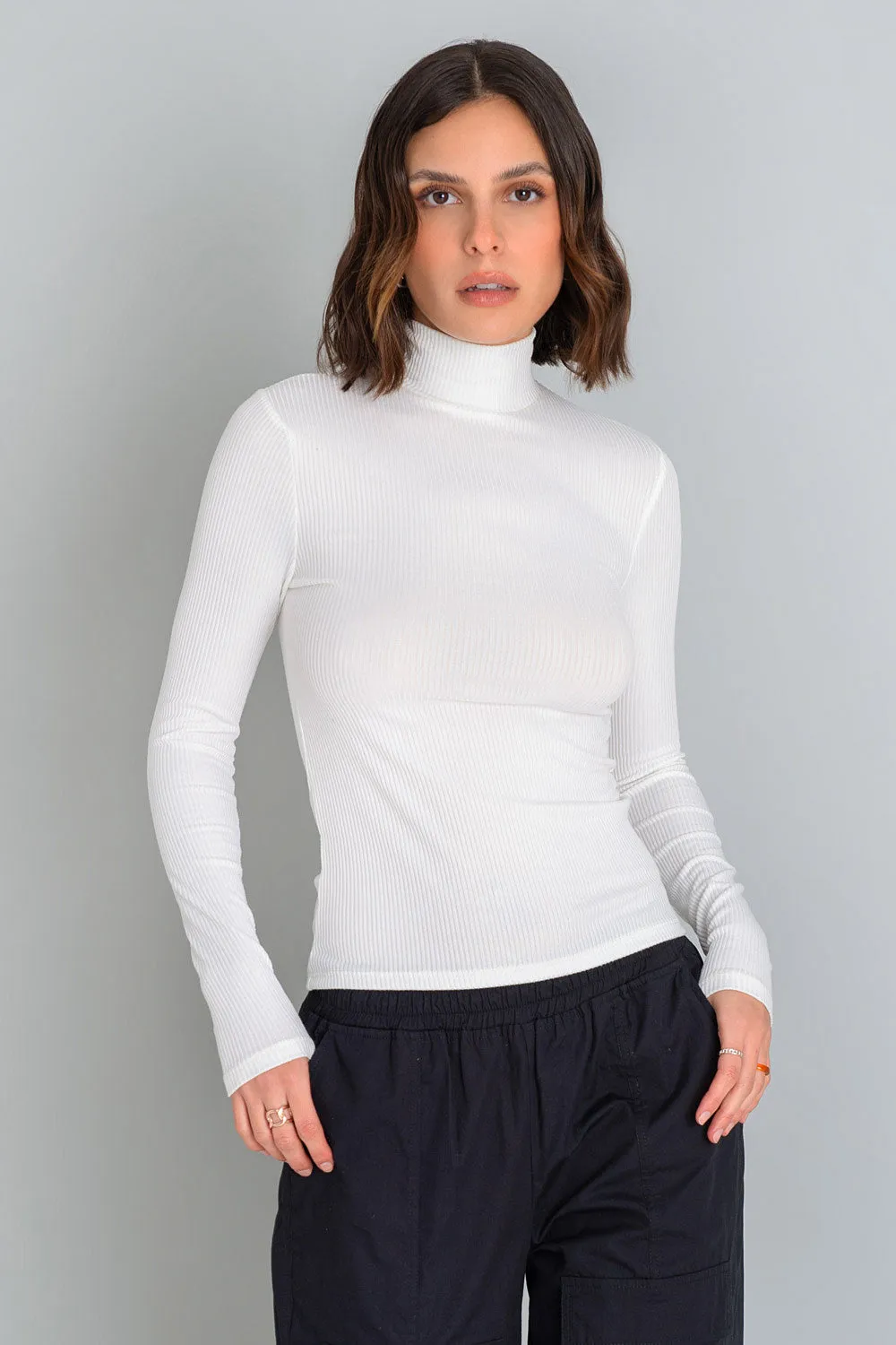 Top canalé de fit ajustado cuello alto